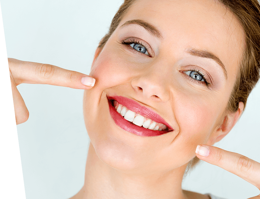 donna che sorride: cover dell'articolo sull'igiene orale, blog del dentista dottore Pierluca Vivaldini