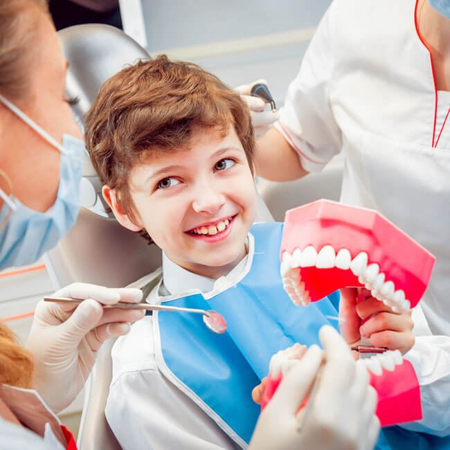 bambino che fa l'igiene orale